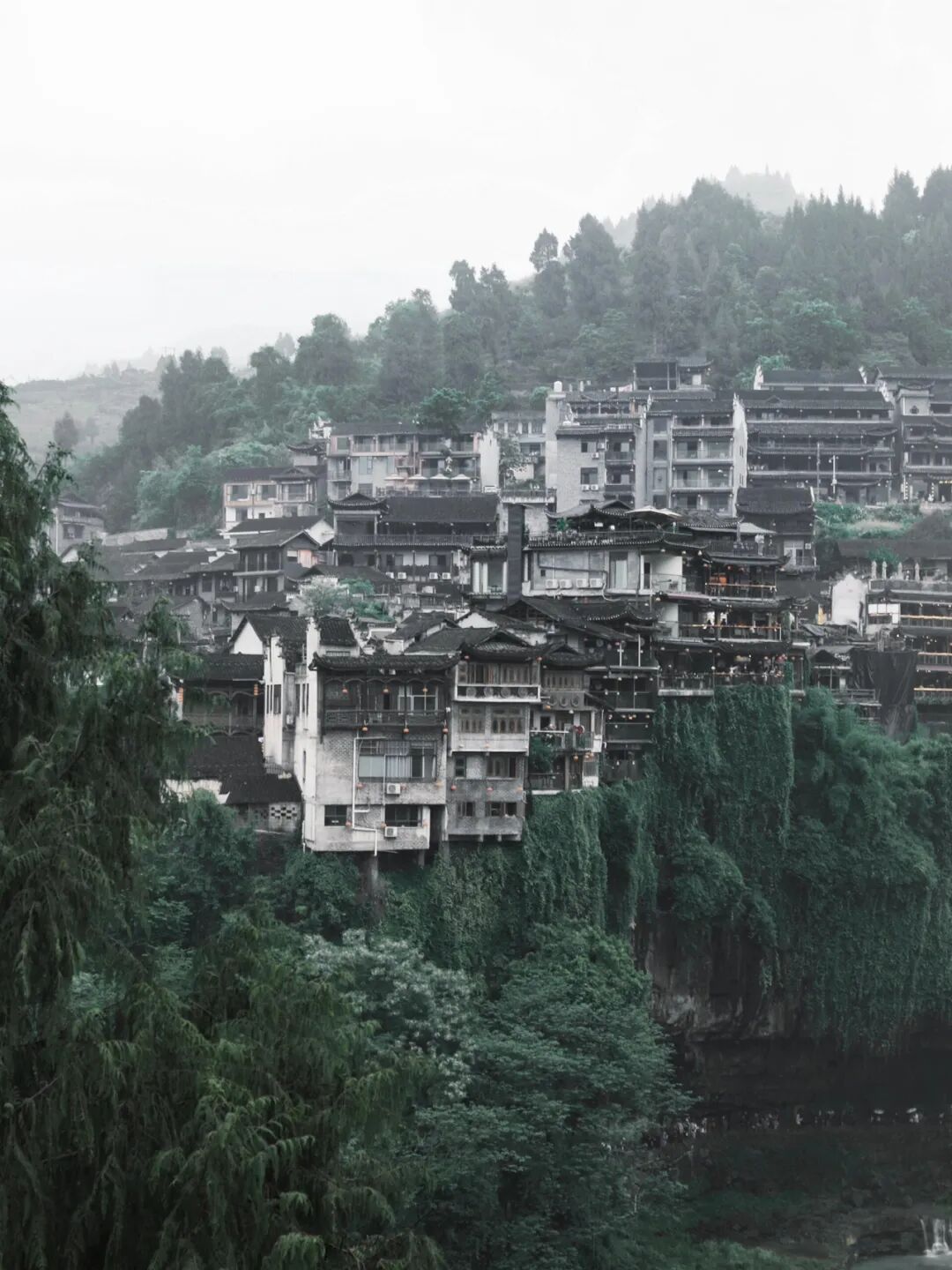 看古建又想看山水?这个挂在瀑布上的千年古镇美哭了