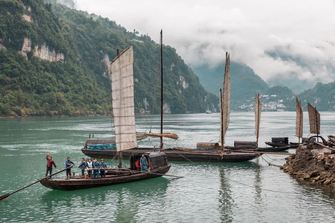 初夏至船游灵秀湖北览江湖风光