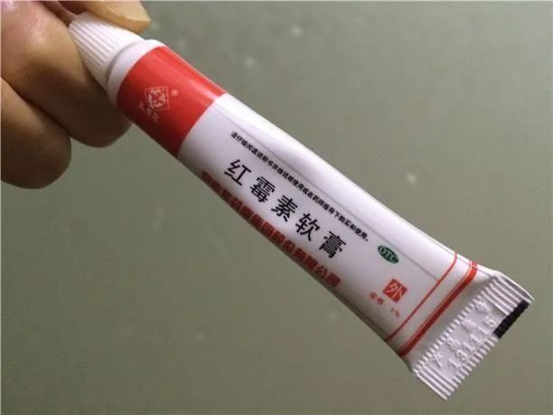 擦點紅黴素吧!嘴角爛?長膿包痘痘了?被蚊子咬了幾個包?