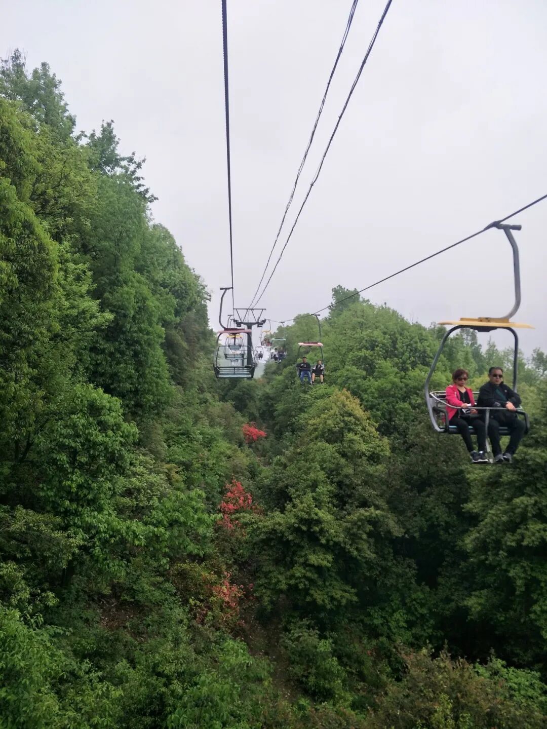 购买了“重庆-成都”旅游套餐，在路上寻找旅游的意义。