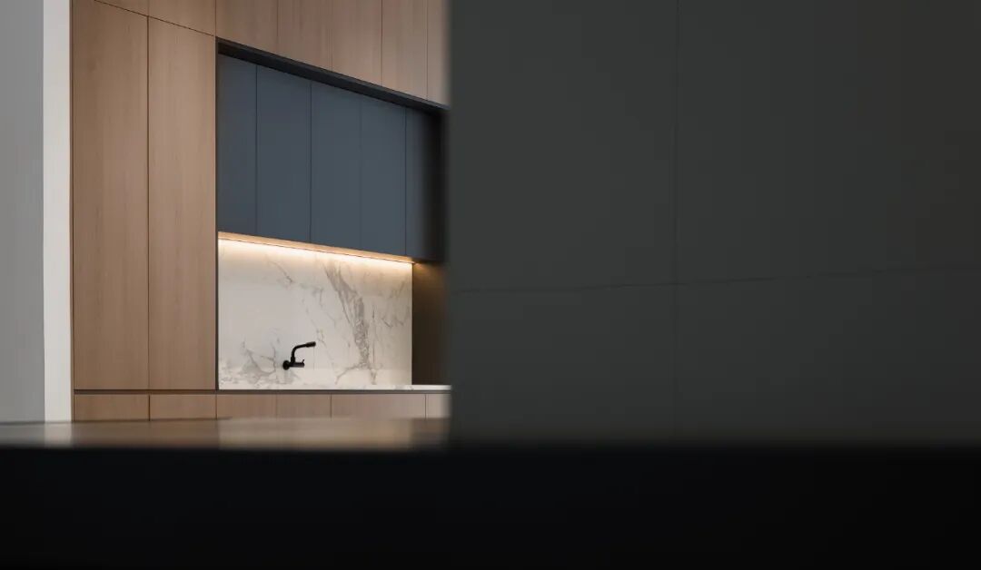 area makes the overall space appear elegant and calm, the black