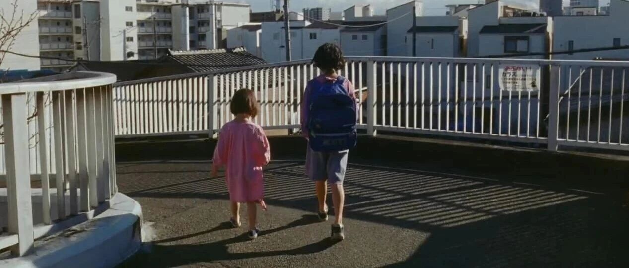 9岁孩子网络寻母，网友却让母亲“快逃”：最失败的父母，是把孩子当成斗气的工具