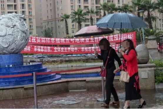 郑州5000人“流离失所”，住进烂尾楼王的他们，生活的坚强和心酸难以想象