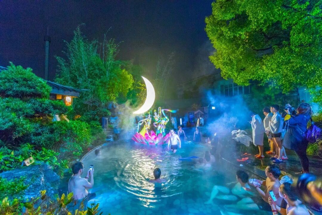 当灯光遇上温泉,梦幻唯美的炫彩"仙境"搭配雾气缭绕的夜泡,让你彷入