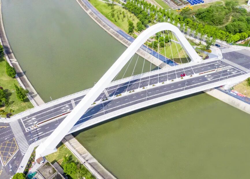 锦言大桥两座大桥的设计从蜀锦艺术中汲取灵感以"锦绣山水"为理念锦