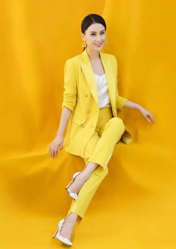 黃聖依真會穿，一襲鵝黃色西裝套裝配個性高跟鞋，女神范十足 時尚 第5張