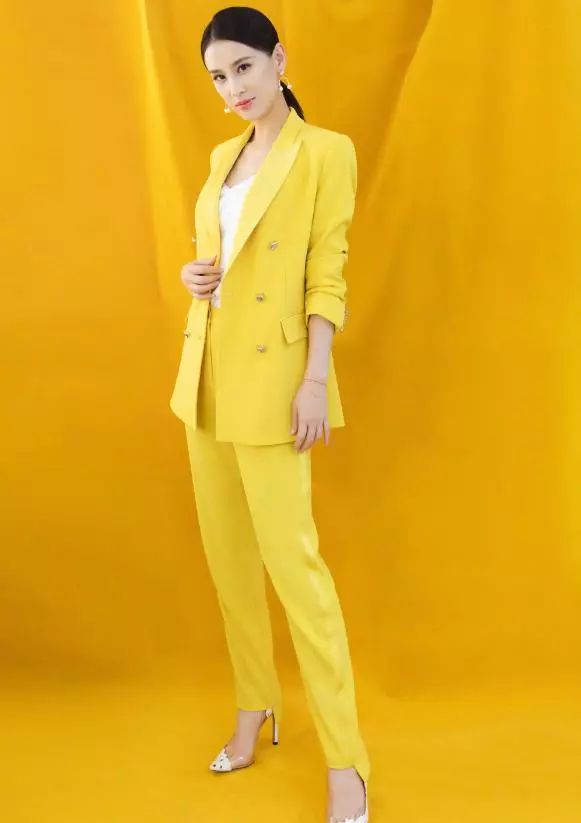 黃聖依真會穿，一襲鵝黃色西裝套裝配個性高跟鞋，女神范十足 時尚 第6張