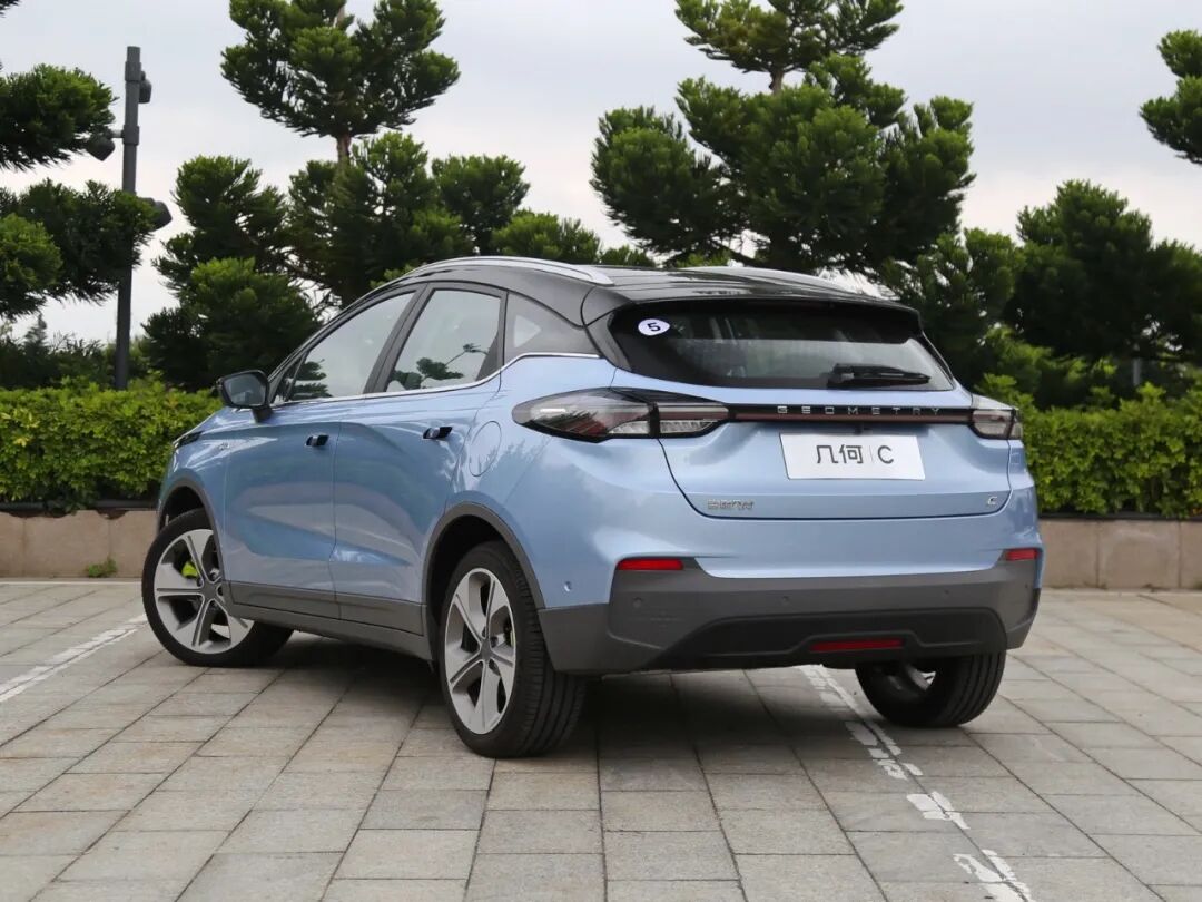 与当下很多新能源车型追求夸张设计的做法不同,几何c整体的外观设计