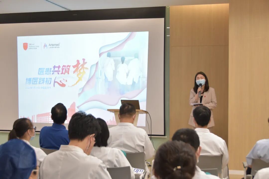 高博醫學李進與眾醫生合影