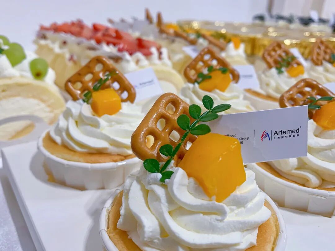 高博醫學李進與眾醫生合影