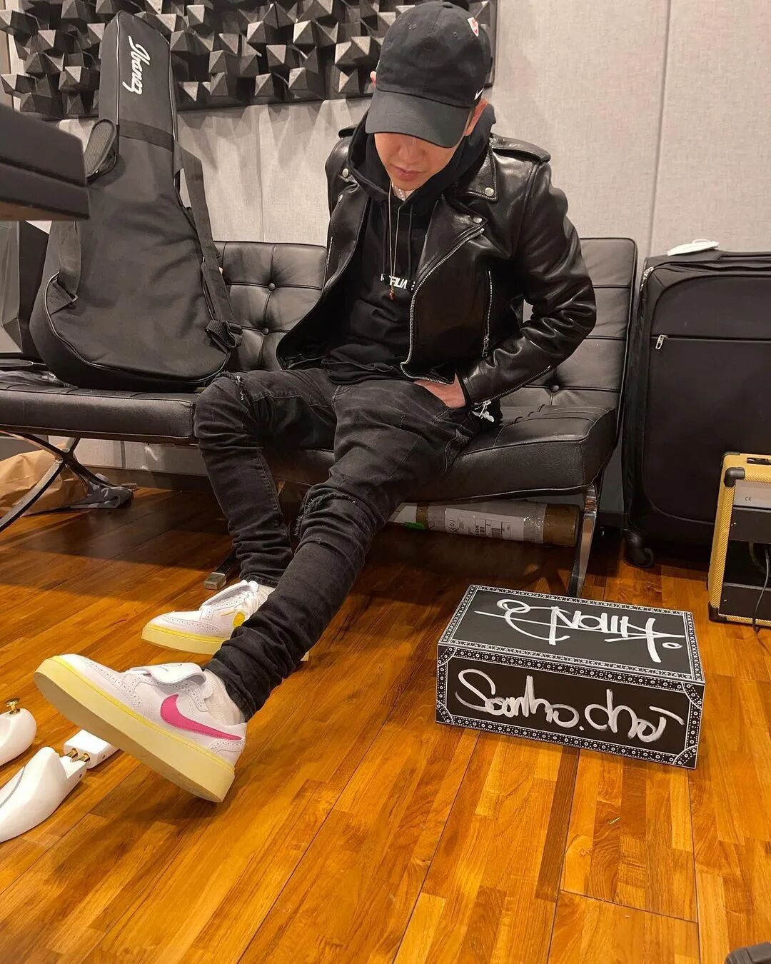 权志龙开启"送鞋模式"!雏菊,布洛克花雕,鸳鸯彩钩,闺蜜团表示已收到!