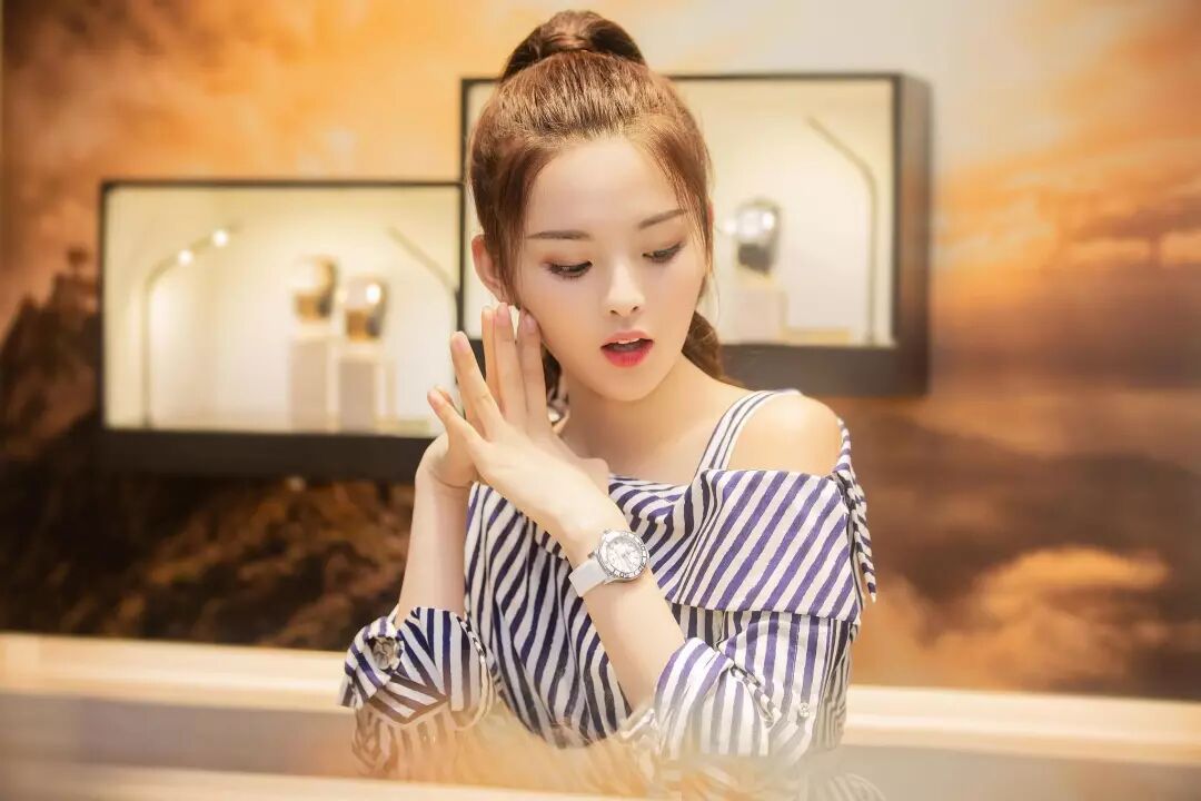 贡献表情包,被视为锦鲤明星八卦大爆2018,可能是因为杨超越太"接地气"