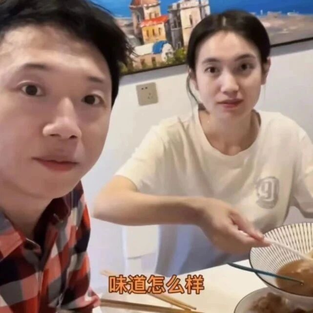 《狂飙》宋家腾晒一家四口,老婆五官精致皮肤白皙,儿女随妈妈