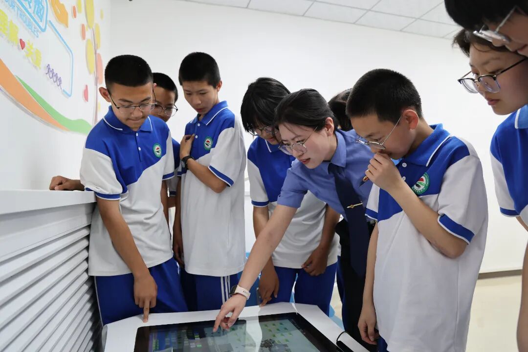 检校合作，未成年人到未检办案区参观.JPG