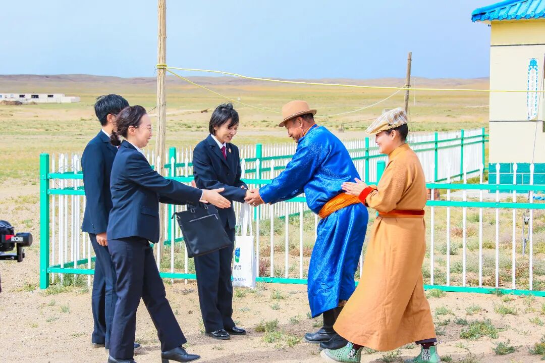 达茂联合旗人民检察院“马背检察官“成员到牧点走访.jpg