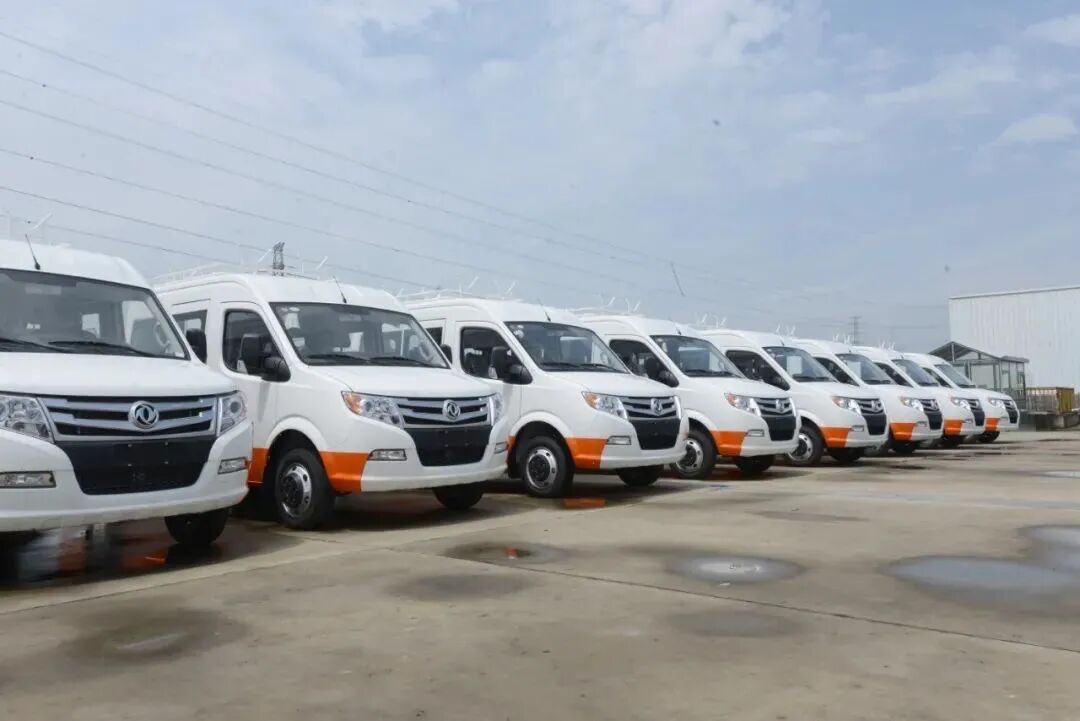 复购东风御风工程车交付太原铁路局