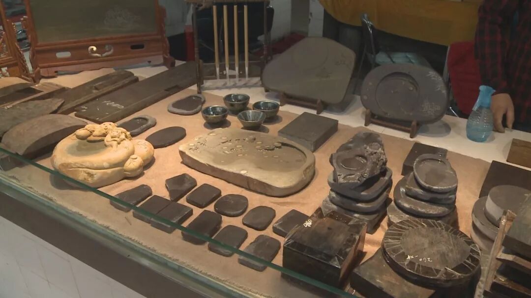 参照北京潘家园旧货市场定位,以端砚原石交易为核心,集文房用品,古玩