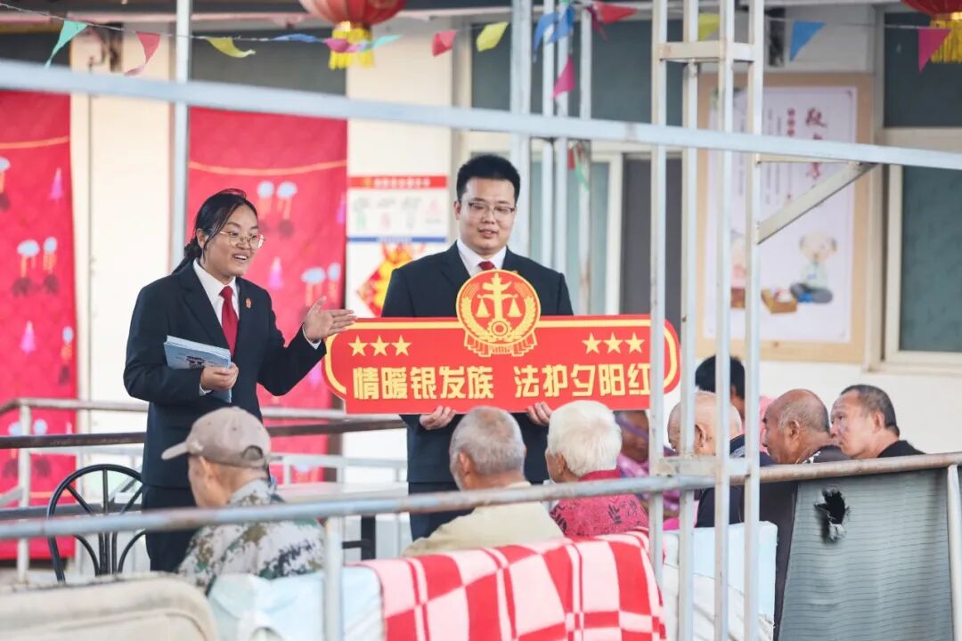 图②：10月14日下午，河南省安阳县人民法院白璧人民法庭法官在辖区敬老院为老人普及相关法律知识。.jpg