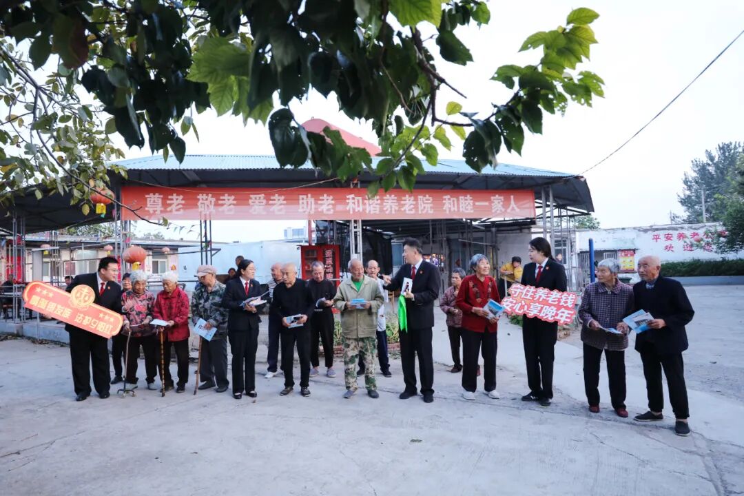 图①：10月14日下午，河南省安阳县人民法院白璧人民法庭法官在辖区敬老院为老人普及相关法律知识。.jpg