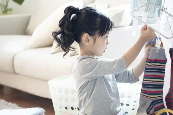 女子再婚后，让8岁女儿给全家洗碗拖地！这是亲妈？网友炸了