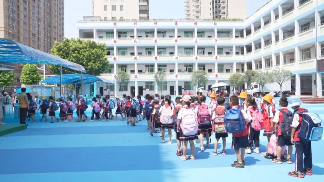 广州大学附属中学英德实验学校。