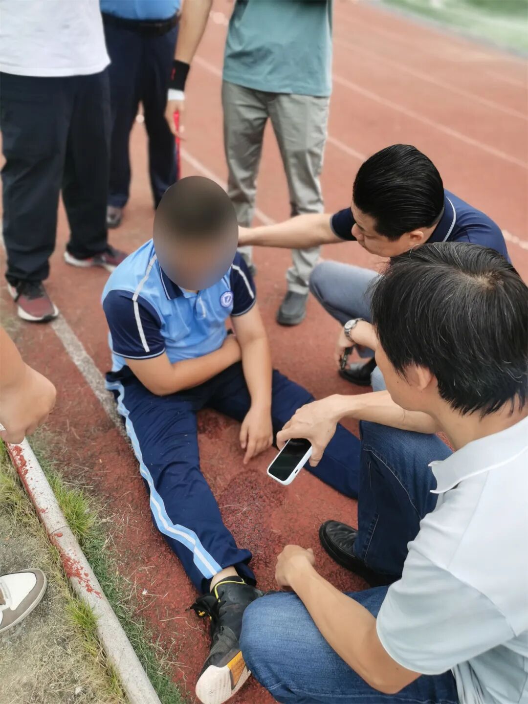 厦门一学生心脏骤停，7名同学“教科书式”急救