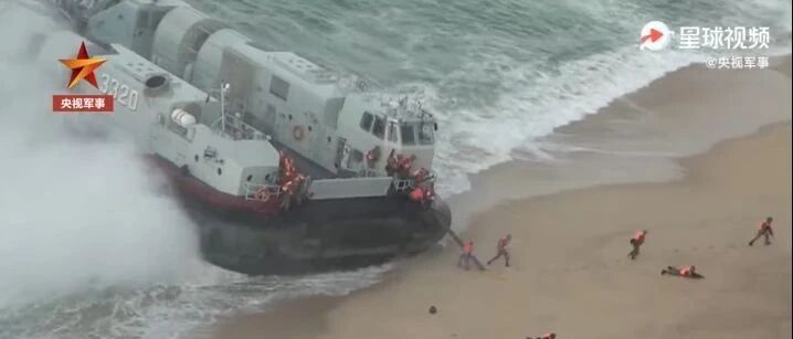 画面超震撼！海军登陆舰训练，抢滩登陆！