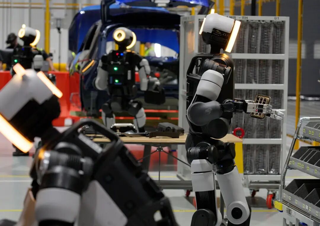 Multiple Atlas robots complete tasks in the RMAC training center