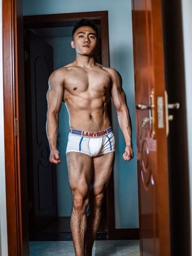 直男大学生拍肌肉写真火爆gay圈 黑历史被挖后消失了 自由微信 Freewechat