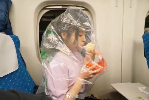 女子坐高铁因怕味道大影响别人，而头套塑料袋吃包子