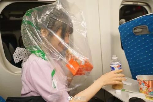 女子坐高铁因怕味道大影响别人，而头套塑料袋吃包子