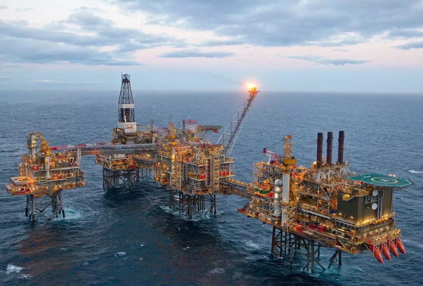 henderson)的话说:北海油田的石油设备逐渐老化,对于石油生产商而言