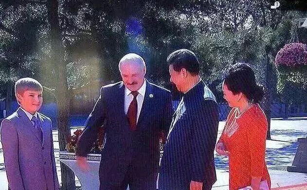 这位小哥哥也用中文来拜年了，还认得出来吗？ - 1