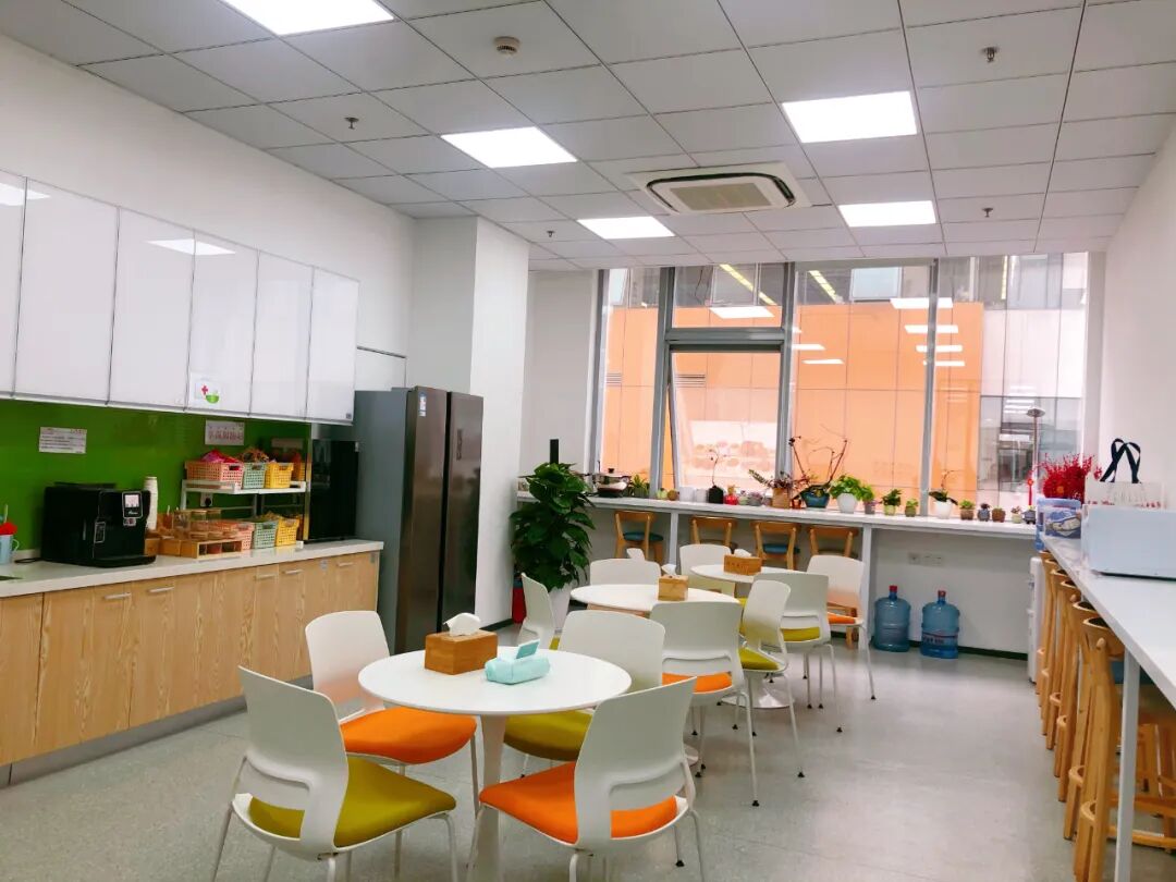 上海网鱼信息科技有限公司「我司茶水间是集洽谈,面试,移动办公等于