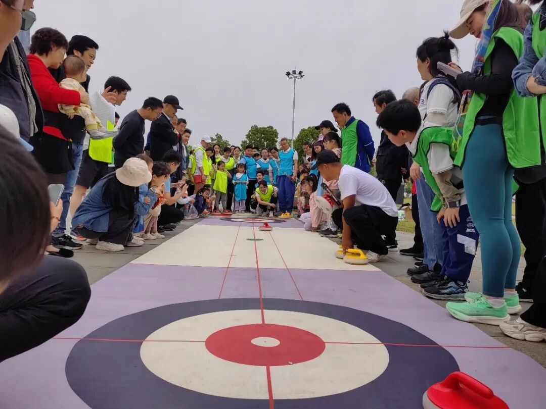 旱地冰壶本次活动以运动为纽带,搭建了同事之间,医院与会员之间相互