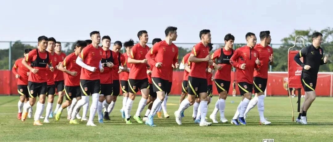 国足集训 |李霄鹏：比赛谁能拼谁上