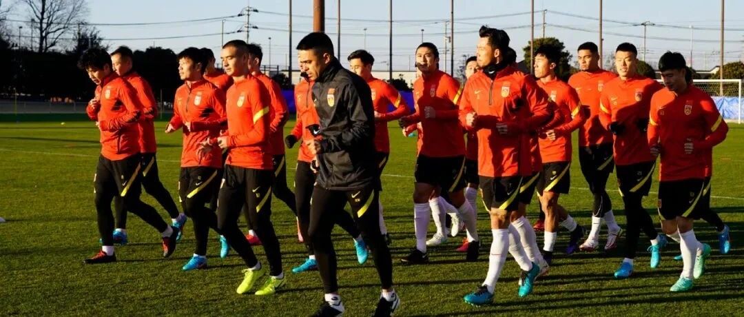 中国男足备战12强赛日本首训 李霄鹏武磊接受采访