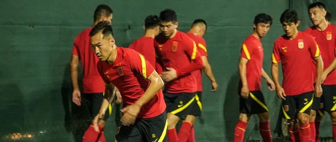 中国男足顺利抵达阿联酋后加紧备战 一天两练