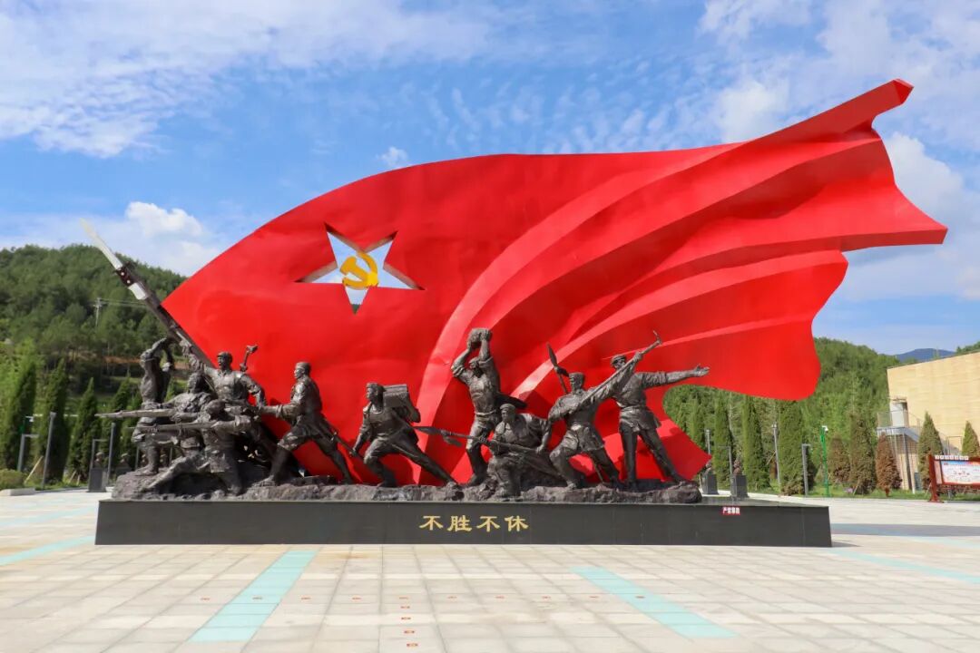 火红的五星红旗冲锋向前的红军战士身姿红军磨刀的石水缸红军刻在