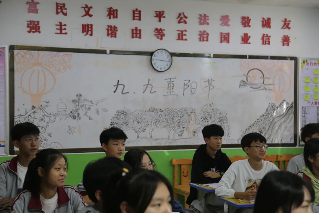 淮阳区羲城中学举行重阳节主题黑板报设计活动