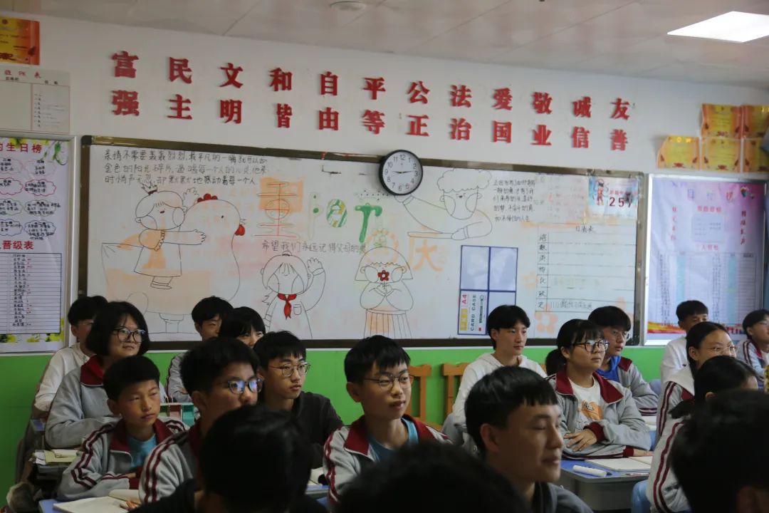 淮阳区羲城中学举行重阳节主题黑板报设计活动
