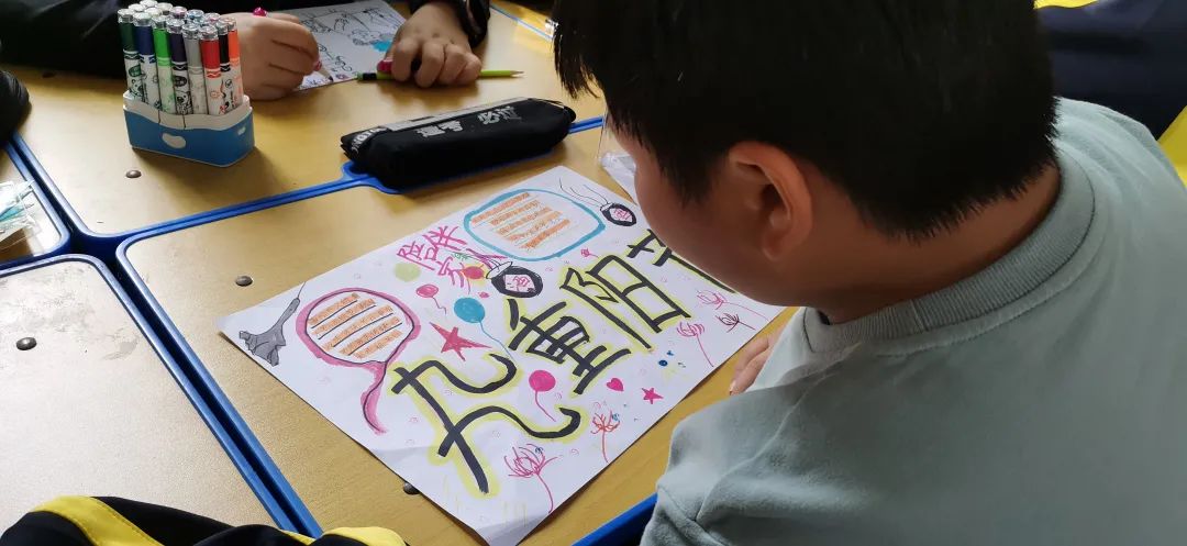 淮阳区羲城中学英才部举行重阳节手抄报设计活动