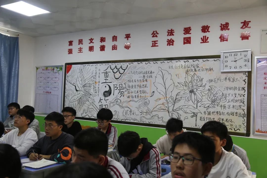 淮阳区羲城中学举行重阳节主题黑板报设计活动