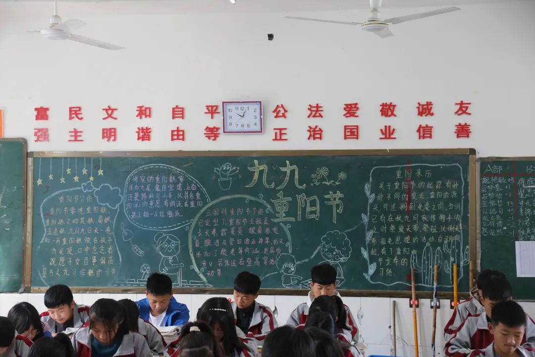 淮阳区羲城中学举行重阳节主题黑板报设计活动