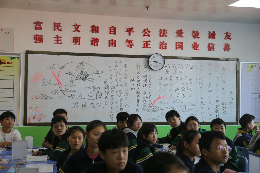 淮阳区羲城中学举行重阳节主题黑板报设计活动