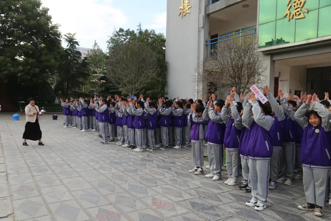 淮阳区羲城中学启航部举行“唱响国歌、唱亮队歌”比赛