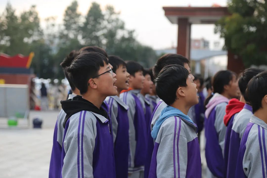 淮阳区羲城中学启航部举行“唱响国歌、唱亮队歌”比赛