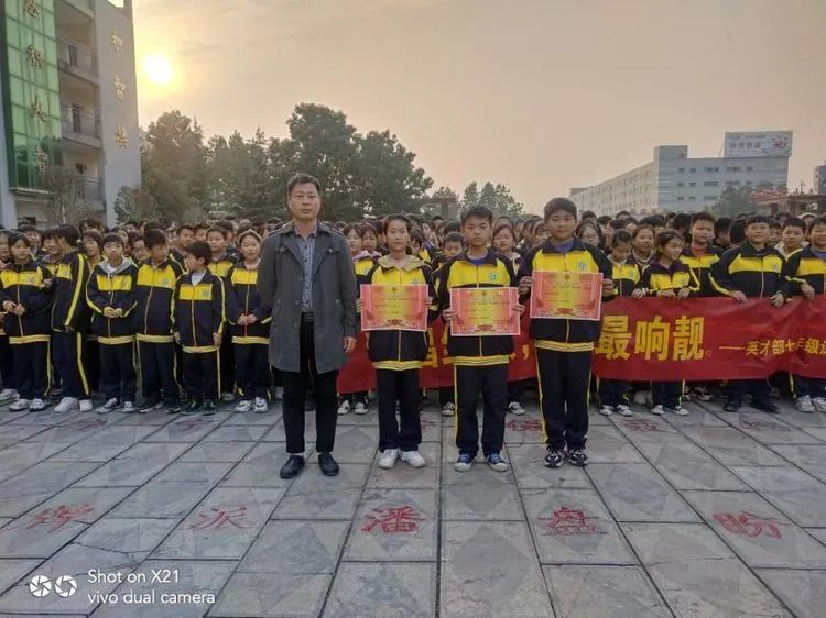 淮阳区羲城中学英才部举行“我爱祖国，唱响国歌”合唱比赛活动