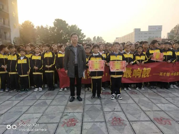 淮阳区羲城中学英才部举行“我爱祖国，唱响国歌”合唱比赛活动