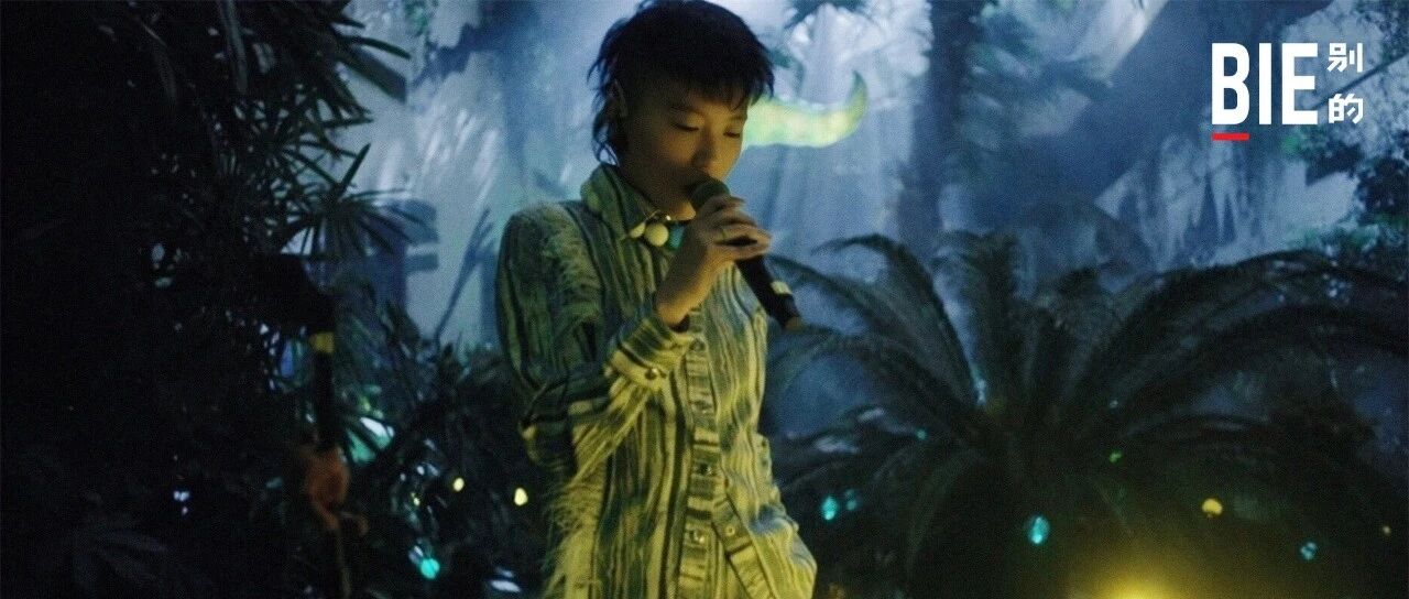 窦靖童做了一个小绿人的梦，导演邵黎俊把它搬到了现实中